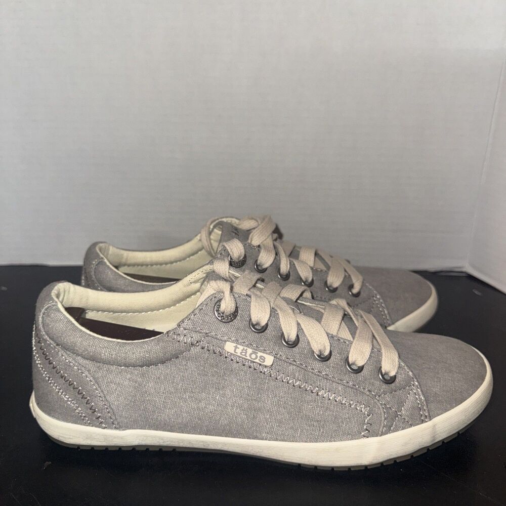 Taos Footwear Light Gray Canvas Lace-Up Flats